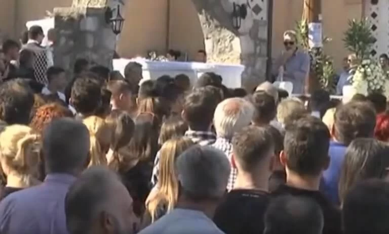 Τροχαίο Αταλάντης: Ράγισαν καρδιές στην κηδεία των δύο παιδιών